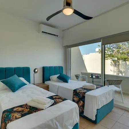Seafront 2bd Duplex With Stunning Sea Views & Pool