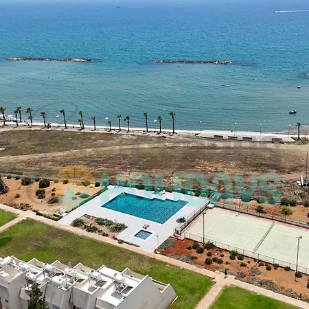 Seafront 2bd Duplex With Stunning Sea Views & Pool *